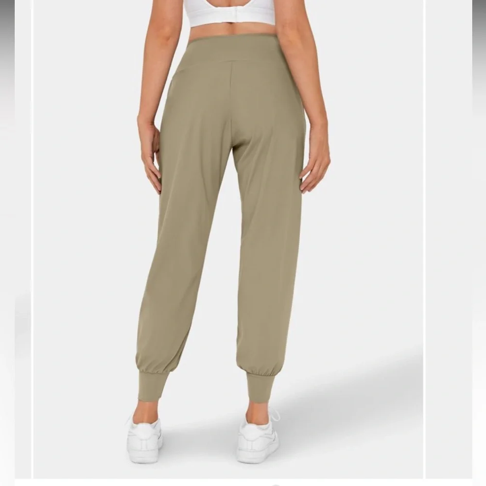 Halara medium joggers - Picture 2 of 5